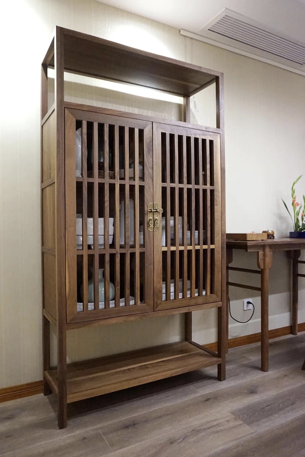 实木家具 - 实木家具开裂正常吗？20年老师傅教你正确看待 | 顽木工坊